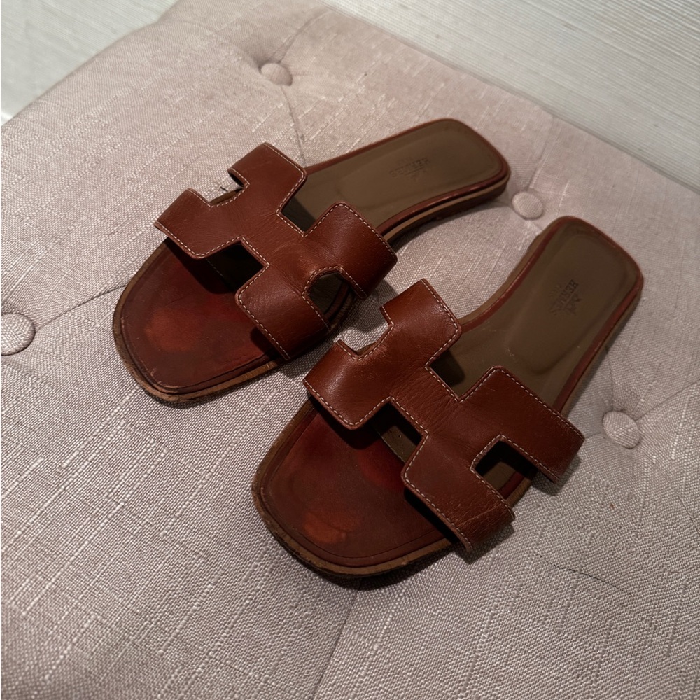 *FREE SHIPPING 🎉* Hermes Oran Leather Slide Sandals in Gold 38.5